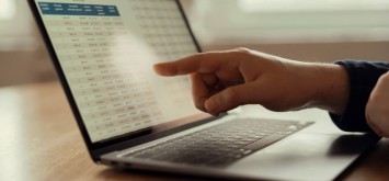 Man pointing at the laptop